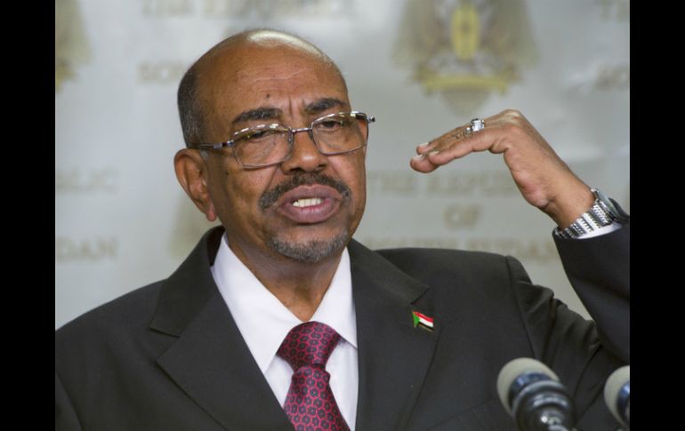 Omar al-Bashir enfrenta cargos por crímenes de lesa humanidad -asesinato, exterminio, traslado forzoso, tortura y violación-. AP / ARCHIVO