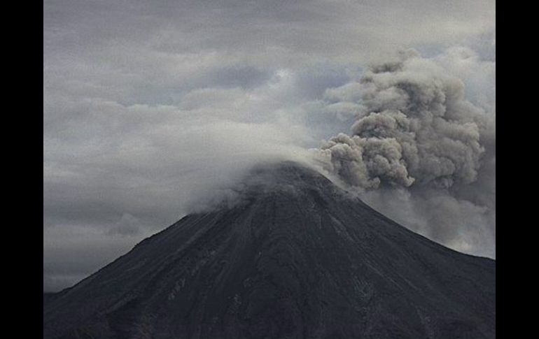 El Volcán de Colima ha registrado grandes exhalaciones en las últimas semanas. ESPECIAL / @webcamsdemexico