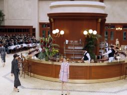 En la escenografía de la pasarela aparecía un café-restaurante 'brasserie' típico de París. AFP / F. Mori