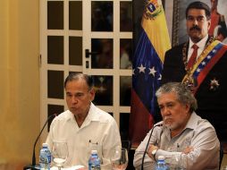 Los embajadores en Cuba  de Venezuela Alí Rodríguez Araque (i) y de Ecuador Edgar Ponce (d) en lectura del comunicado. EFE / A. Ernesto