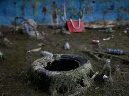 La alberca de la unidad deportiva almacena gran cantidad de basura; el líquido se debe a un ojo de agua, aseguran. EL INFORMADOR / A. Hernández