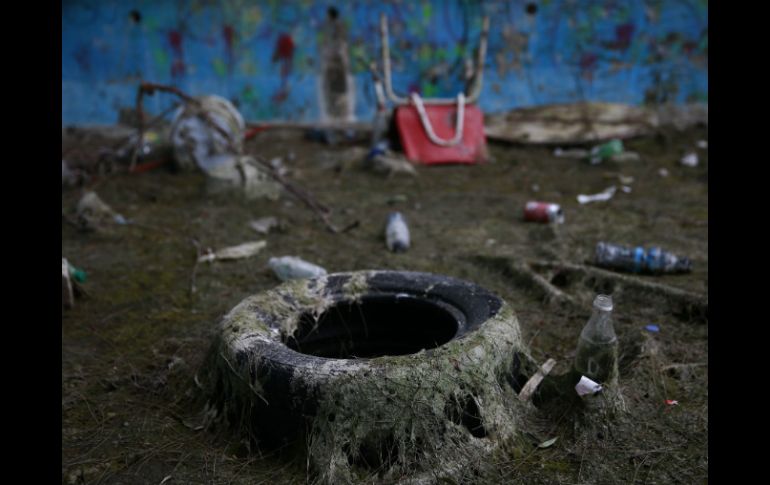 La alberca de la unidad deportiva almacena gran cantidad de basura; el líquido se debe a un ojo de agua, aseguran. EL INFORMADOR / A. Hernández