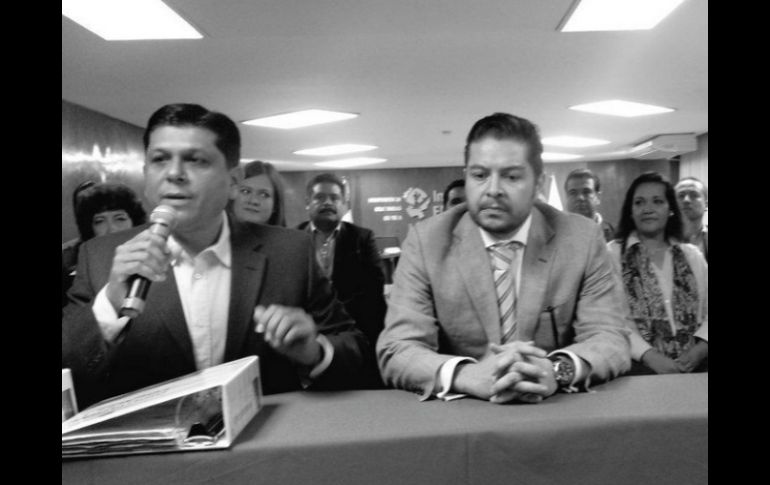 El presidente estatal del partido Gustavo Macías, asistió a registrar a los candidatos. TWITTER / @IEPCjalisco