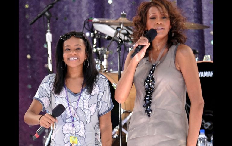 En la imagen, Whitney Houston y su hija Bobbi Kristina durante un 'show' de la artista en el año 2009. AP / ARCHIVO