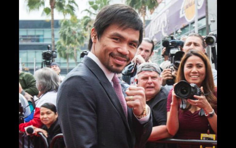 Manny Pacquiao desfila por la alfombra roja ante los medios. TWITTER / @trboxing