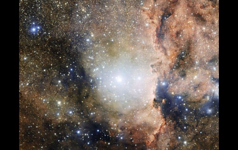 Fotografía facilitada por el ESO del cúmulo abierto NGC 6193 que se encuentra en la constelación de Ara (el Altar). EFE /