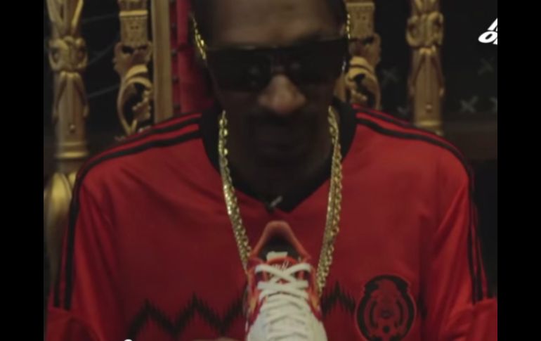 Snoop Dogg apareció con una playera de la Selección Mexicana durante el lanzamiento de su línea de tenis. YOUTUBE / KicksOnFirecom