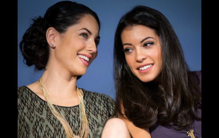 La próxima 'chica Bond' Stephanie Sigman (der.) con la uruguaya Bárbara Mori (izq.) durante su participación en el FICG. EFE / N. Fregoso