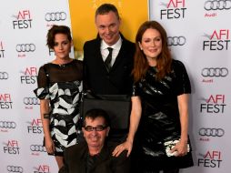 Richard Glatzer (abajo) con su esposo Wash Westmoreland (centro), Kristen Stewart (izq.) y Julianne Moore (der.), en el AFI FEST 2014. AFP / M. Ralston