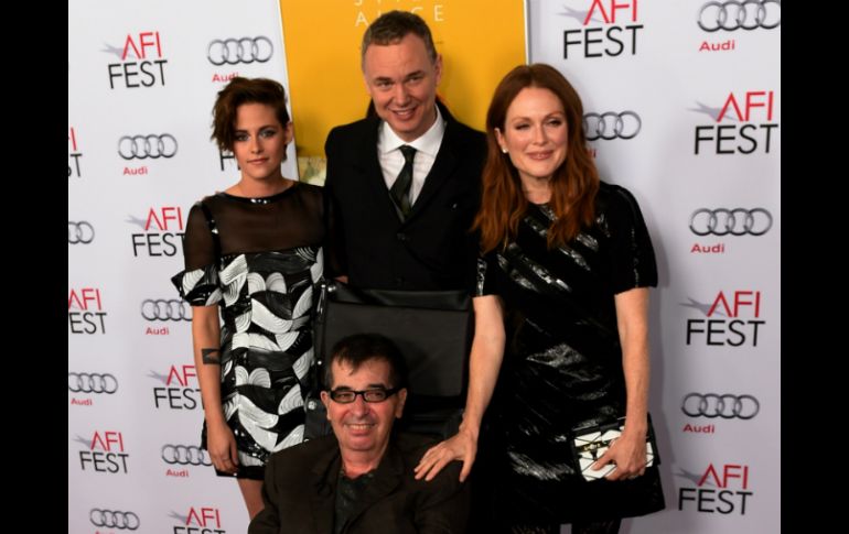 Richard Glatzer (abajo) con su esposo Wash Westmoreland (centro), Kristen Stewart (izq.) y Julianne Moore (der.), en el AFI FEST 2014. AFP / M. Ralston