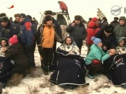 Alexander Samokutayev, Elena Serova y Barry Wilmore fueron llevados a sillones reclinables para readaptarse a la gravedad. TWITTER / @NASA