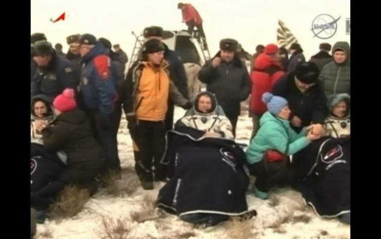 Alexander Samokutayev, Elena Serova y Barry Wilmore fueron llevados a sillones reclinables para readaptarse a la gravedad. TWITTER / @NASA