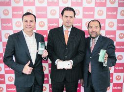 Daniel Sarmiento, Edgar Rodríguez y José Torres muestran los equipos de teléfono de Nextel. ESPECIAL /