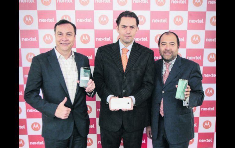 Daniel Sarmiento, Edgar Rodríguez y José Torres muestran los equipos de teléfono de Nextel. ESPECIAL /