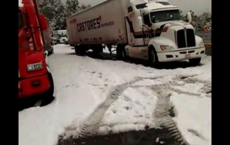 El jefe de Gobierno del DF difunde fotografías de la carretera completamente nevada. TWITTER / @ManceraMiguelMX