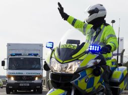 Un policía detiene el tráfico en Londres para dejar pasar a la ambulancia que lleva a la sanitaria británica infectada con Ébola. AFP / J. Tallis