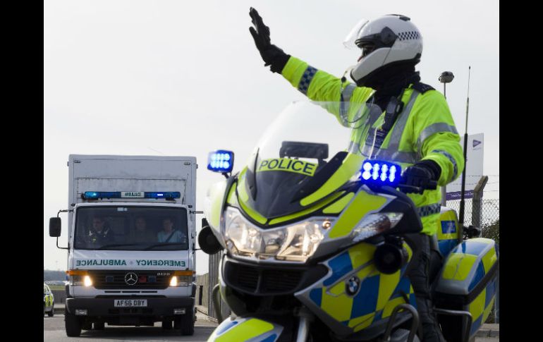 Un policía detiene el tráfico en Londres para dejar pasar a la ambulancia que lleva a la sanitaria británica infectada con Ébola. AFP / J. Tallis