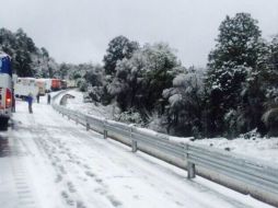 La carretera México-Puebla permanece cerrada debido a la intensa nevada que se registró en la madrugada. TWITTER / @luismiguelbaraa