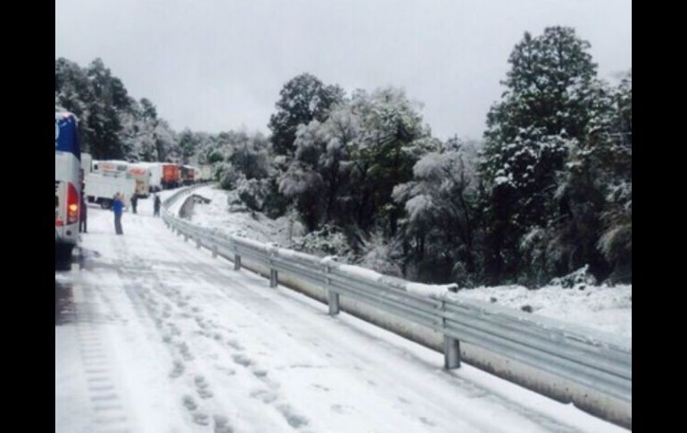 La carretera México-Puebla permanece cerrada debido a la intensa nevada que se registró en la madrugada. TWITTER / @luismiguelbaraa