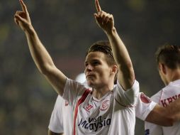 El delantero del Sevilla FC, Kevin Gameiro celebra su gol y tercero del equipo. EFE / M. Bruque