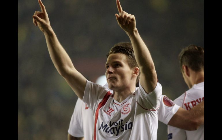 El delantero del Sevilla FC, Kevin Gameiro celebra su gol y tercero del equipo. EFE / M. Bruque