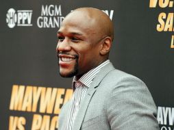 Floyd Mayweather sonríe a su llegada a la alfombra roja previo a la conferencia de prensa del miércoles pasado. EFE / J. Alcorn