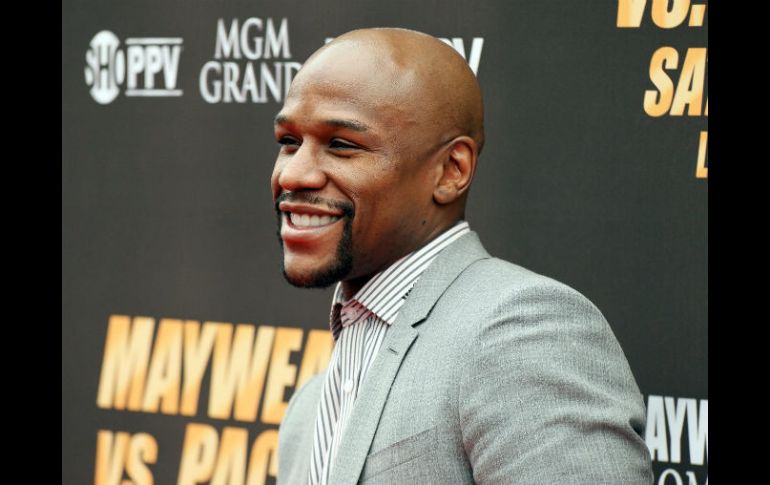 Floyd Mayweather sonríe a su llegada a la alfombra roja previo a la conferencia de prensa del miércoles pasado. EFE / J. Alcorn