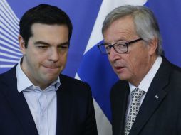 Jean-Claude Juncker (der.) recibe en Bruselas al primer ministro griego, Alexis Tsipras. EFE / O. Hoslet