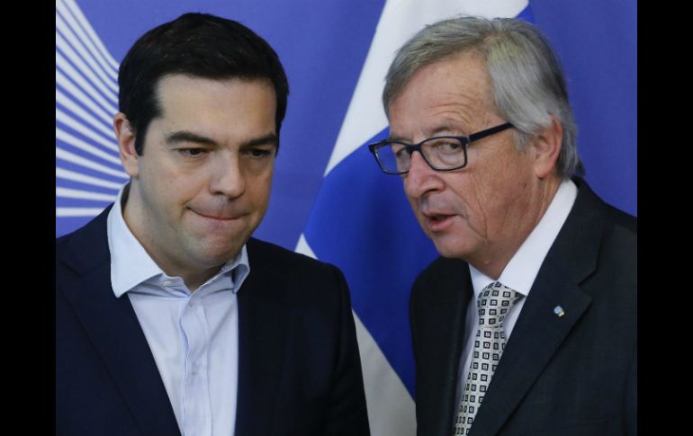 Jean-Claude Juncker (der.) recibe en Bruselas al primer ministro griego, Alexis Tsipras. EFE / O. Hoslet