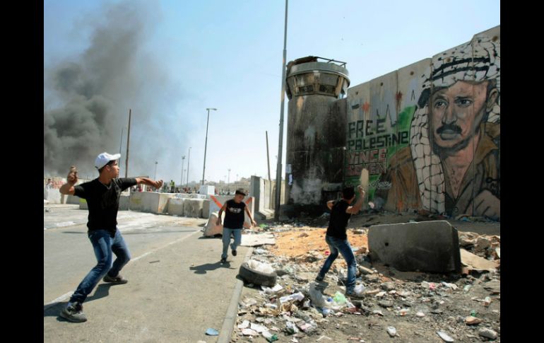 Más de 100 palestinos se manifestaban y lanzaban piedras a la entrada del campo de refugiados de Jalazun. NTX / ARCHIVO