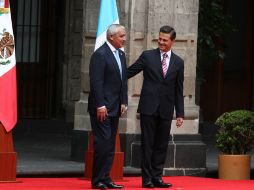 El presidente guatemalteco Otto Pérez Molina (izq.) y el presidente Enrique Peña Nieto (der.) durante la ceremonia de bienvenida. EFE / A. Cruz