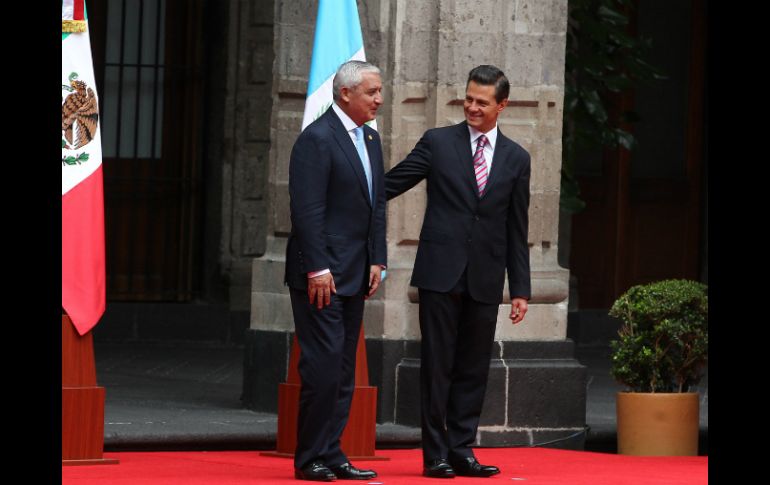 El presidente guatemalteco Otto Pérez Molina (izq.) y el presidente Enrique Peña Nieto (der.) durante la ceremonia de bienvenida. EFE / A. Cruz