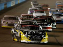 Rubén Pardo llevó al límite su auto para dominar la primera competencia del serial de la Nascar México. AFP / Rubén Pardo llevó al límite su auto para domi