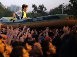 La euforia se vive de distintas manera en el festival; el chico de la foto sólo se dejó llevar por la música. EFE / M. Ruiz