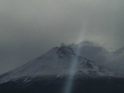 El volcán se mantienen en actividad explosiva de escala baja a intermedia. TWITTER / @webcamsdemexico