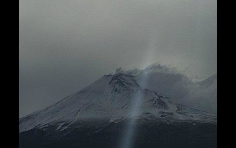 El volcán se mantienen en actividad explosiva de escala baja a intermedia. TWITTER / @webcamsdemexico