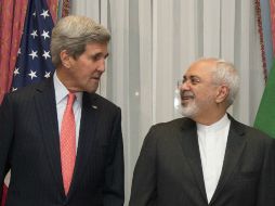 La reunión concluyó con una conversación entre Kerry (i) y Zarif (d) donde mostraron cierta afinidad, tras meses de negociaciones. AFP / B. Snyder