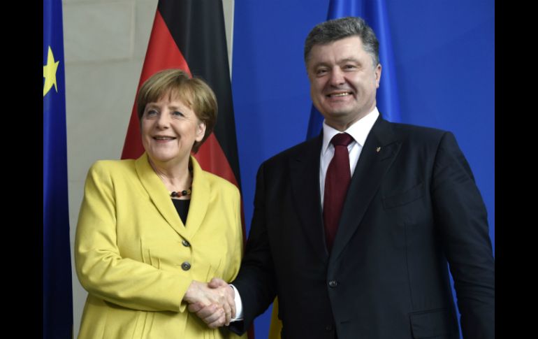 Hasta ahora, no se ha logrado que la Cruz Roja Internacional acceda a esas zonas, insistió Merkel ante Poroshenko. AFP / O. Andersen