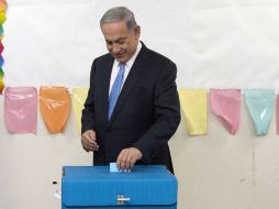 El primer ministro, Bejamin Netanyahu, emite su voto durante la elección parlamentaria en Jerusalén. AFP / S. Scheiner