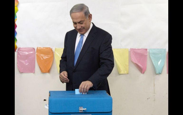 El primer ministro, Bejamin Netanyahu, emite su voto durante la elección parlamentaria en Jerusalén. AFP / S. Scheiner