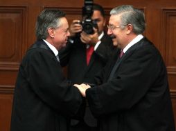 Luis María Aguilar (d), presidente de la SCJN recibe al nuevo integrante de la Corte. SUN / A. Ojeda