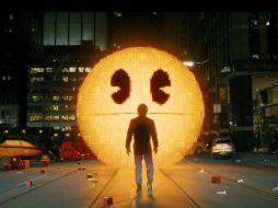 En la cinta, Toru Iwatani se reúne con su creación, el gigantesco Pac-Man. YOUTUBE / Sony Pictures Etertainment