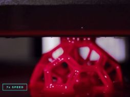 Según su creador, el sistema Clip es 25 a 100 veces más rápido que las impresoras 3D actuales y utiliza una resina sintética. YOUTUBE / 3DPrint.com