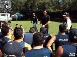 Mark conversó con los jugadores de Pumas de la Primera División de futbol. TWITTER / @pumascufba