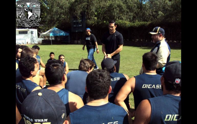 Mark conversó con los jugadores de Pumas de la Primera División de futbol. TWITTER / @pumascufba