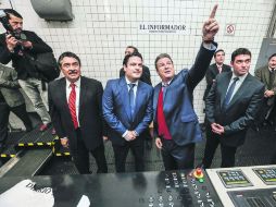 Ramiro Hernández, Aristóteles Sandoval, Carlos Álvarez del Castillo y Juan Carlos Álvarez del Castillo, observan la nueva rotativa. EL INFORMADOR / A. Camacho