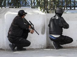 El ataque al Museo Nacional del Bardo también dejó seis heridos. Las fuerzas de seguridad cercaron la zona inmediatamente. EFE / M. Messara