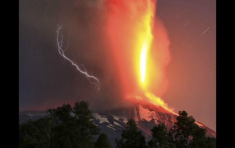 El volcán chileno Villarrica permanece en observación debido a su intensa actividad de días pasados. AP / ARCHIVO