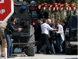 Tras varias horas de tensión, las fuerzas antiterroristas tunecinas iniciaron la operación de rescate que puso fin al ataque. AFP / S. Habibi