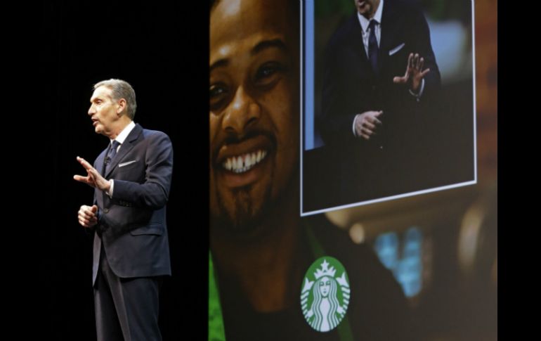 Howard Schultz, director general de Starbucks, habló sobre el tema en su reunión anual con accionistas. AP / T. Warren